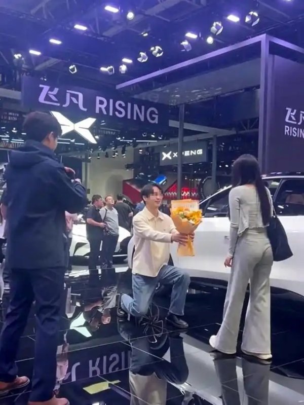股票配资最新报价 车也看了，跪也跪了，女友一句“只要车不要人”，现场观众憋出内伤